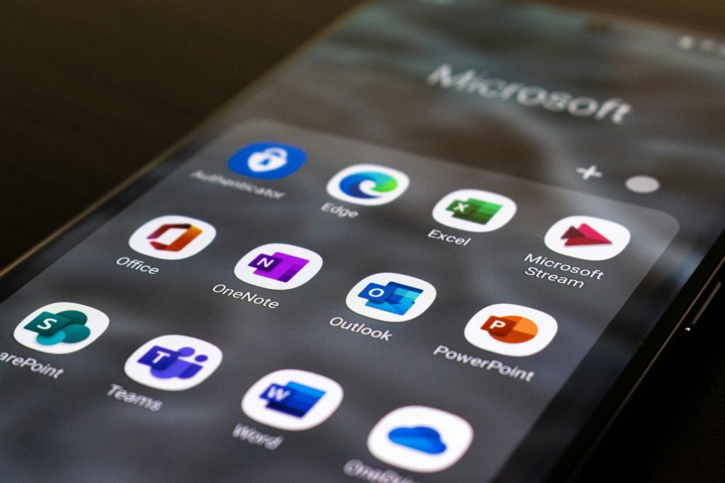 Microsoft 365 Apps auf Smartphone-Bildschirm: Teams, Outlook, Word, Excel, OneNote