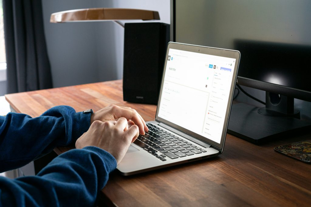 SEO-Experte arbeitet an der Suchmaschinenoptimierung einer Website am Laptop