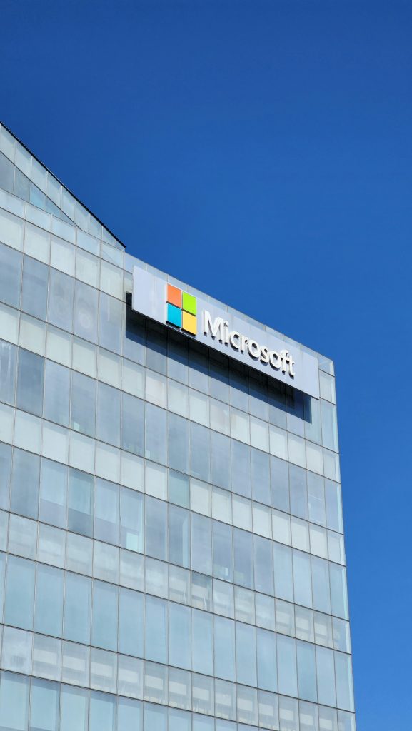 Microsoft-Logo auf Glasfassade eines modernen Bürogebäudes