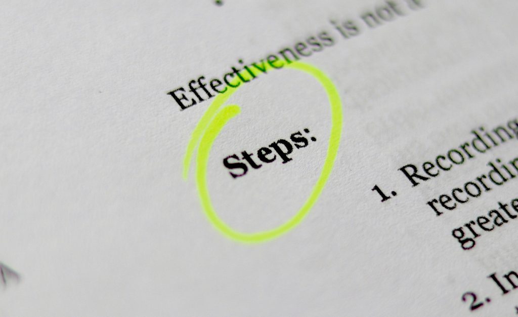 Dokument mit grün markiertem Wort "Steps" – Schritt-für-Schritt-Anleitung Effektivität