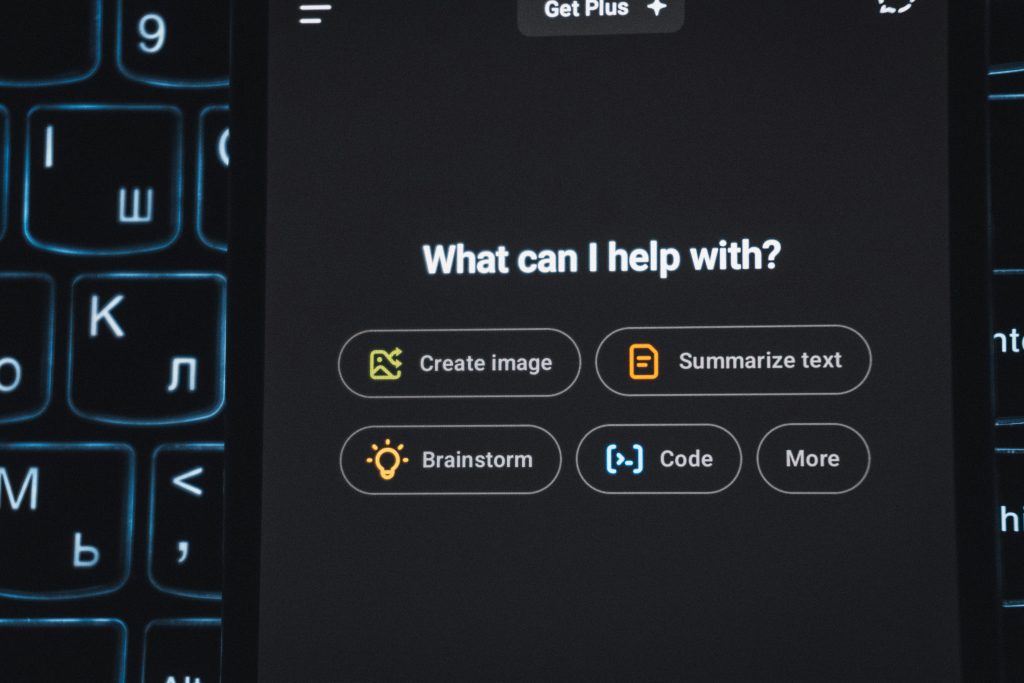 ChatGPT-Startbildschirm auf einem Smartphone mit Optionen wie Create image, Summarize text, Brainstorm und Code