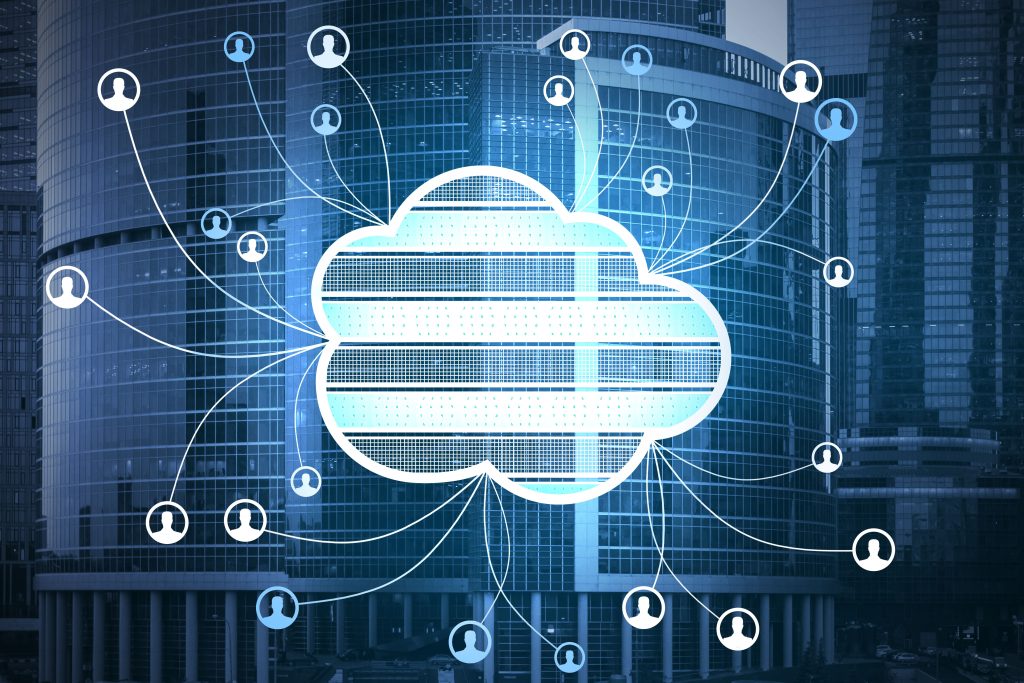 Cloud Computing Symbol mit vernetzten Nutzern über moderner Bürostadt