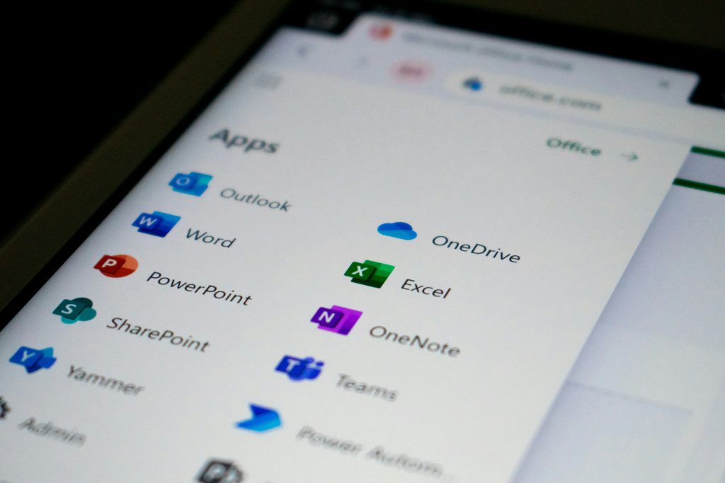 Microsoft 365 Apps wie Outlook, Word, Excel und Teams auf einem Bildschirm