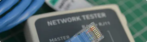 Netzwerktester mit RJ45-Stecker und blauem Netzwerkkabel