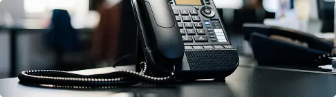 VoIP-Tischtelefon an einem Büroarbeitsplatz