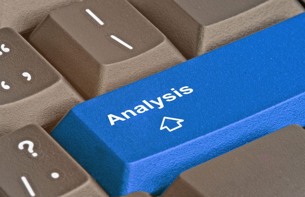 Blaue Taste mit Aufschrift Analysis auf einer Computertastatur zur Darstellung einer IT-Analyse