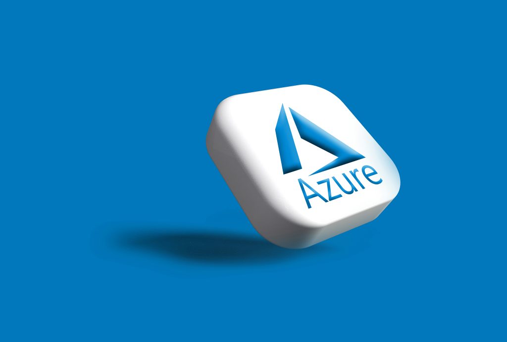 Microsoft Azure Logo als 3D-Icon vor blauem Hintergrund