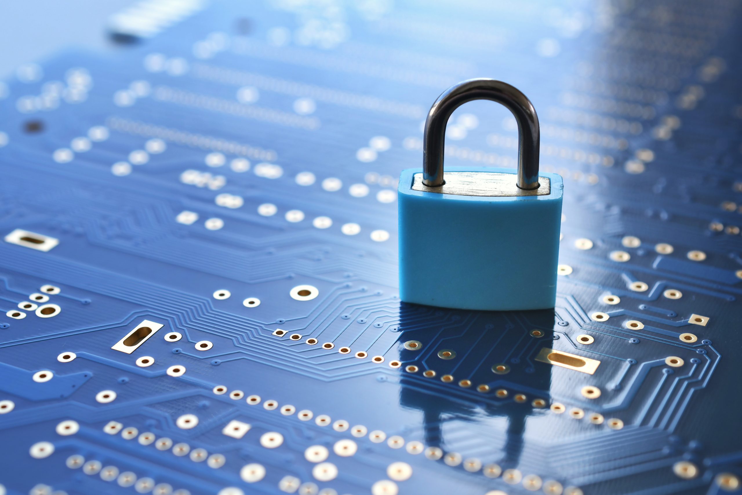 Vorhängeschloss auf Platine als Symbol für Cybersicherheit und Datenschutz