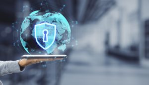IT Sicherheit visualisiert durch digitales Schutzschild über vernetztem Globus auf Tablet