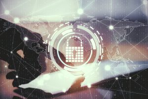 Hände an Tablet mit leuchtendem Schloss-Symbol über Weltkarte und Binärcode-Overlay