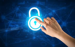 Hand berührt digitales Vorhängeschloss-Symbol vor blauem Hintergrund mit Diagrammen und Datennetzwerken