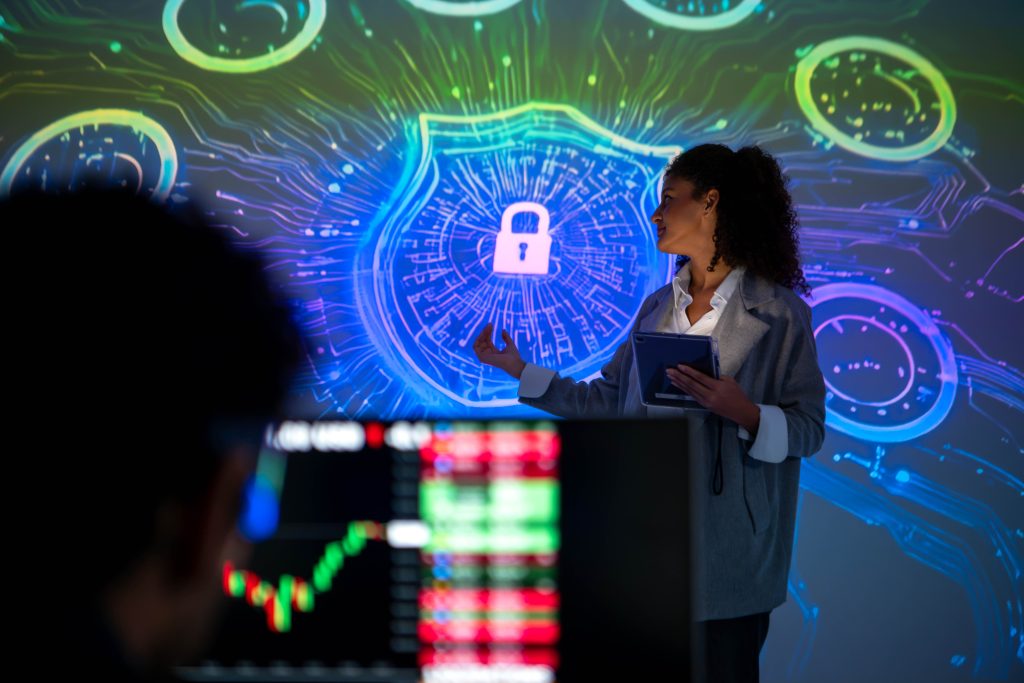Geschäftsfrau mit Tablet präsentiert Cybersecurity-Grafik mit Schloss-Symbol vor Publikum