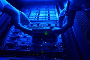 IT Sicherheit im Rechenzentrum: Techniker bei der Wartung von Servern